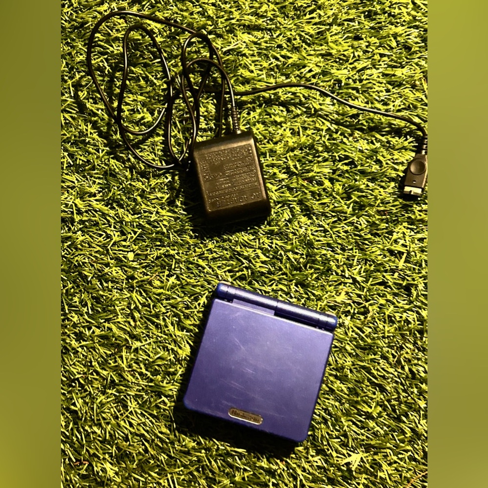 Cobalt blue gameboy advance sp with charger